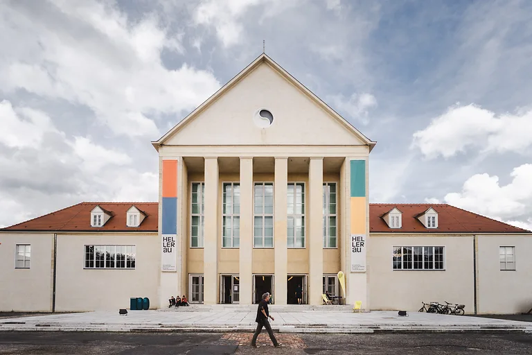 Außenaufnahme des Festspielhauses Hellerau, erbaut 1911 im Stil der Reformarchitektur von Heinrich Tessenow.