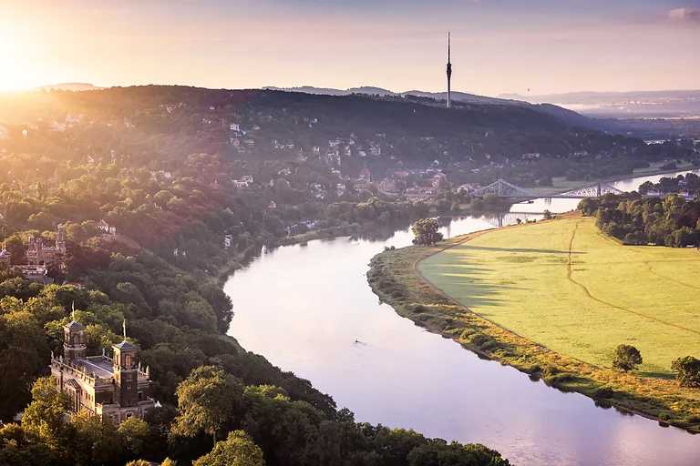 Panoramablick von Dresden in Richtung Sächsische Schweiz mit den Elbschlössern Schloss Albrechtsberg, Lingnerschloss und Schloss Eckberg sowie der Elbbrücke Blaues Wunder im Vordergrund.