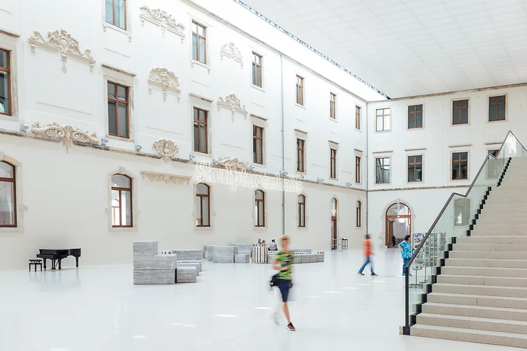 Helle Innenansicht des Albertinum Dresden mit moderner Architektur und Skulpturen der Kunstsammlungen.