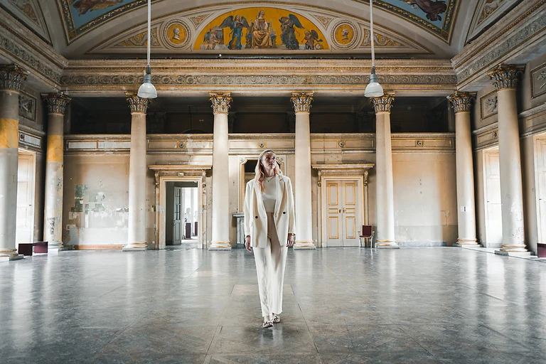 Kuppelsaal im Schlossmuseum Pillnitz mit Säulenhalle und historischer Kuppeldecke.