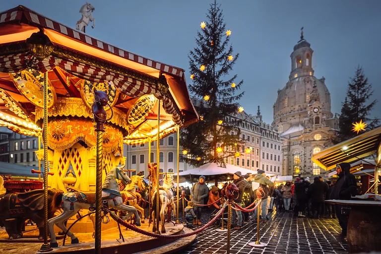 Besucher auf dem Weihnachtsmarkt am Dresdner Neumarkt vor der Frauenkirche.