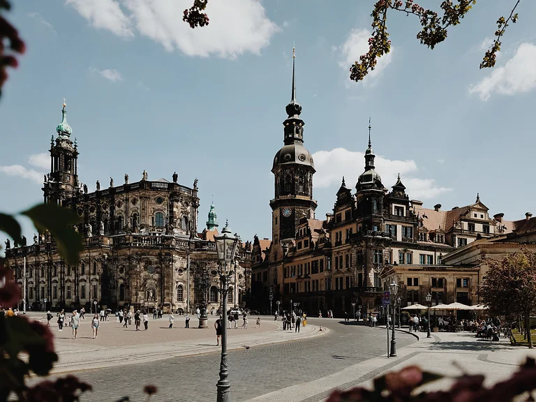 Blick vom Theaterplatz auf Residenzschloss und Hofkirche in Dresden bei Tageslicht.