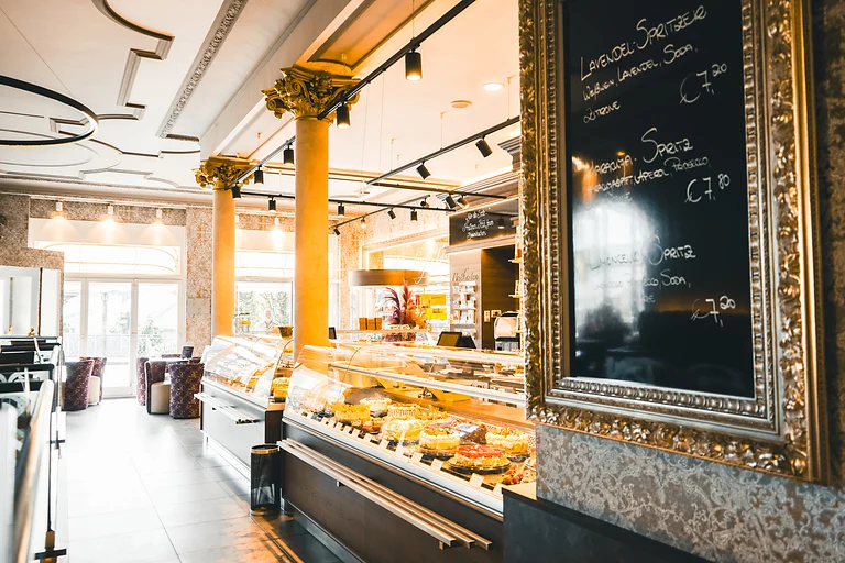 Verführerische Genusswelten im Café Toscana: Wo Kaffeekultur auf Eleganz trifft