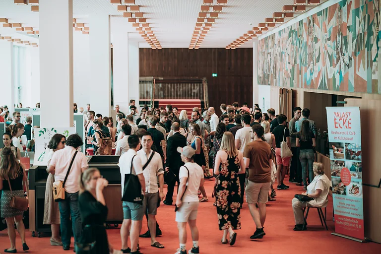 Viele Gäste und Besucher im Raum während der Ideenkonferenz im Kulturpalast.
