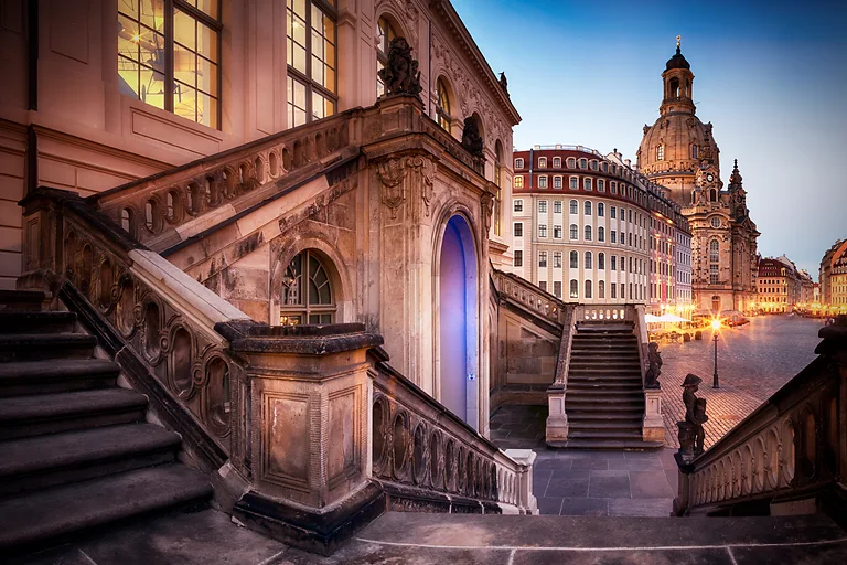 Das Johanneum in Dresden mit Blick auf die Frauenkirche und den Neumarkt – ein Renaissancebau mit wechselvoller Geschichte, heute Sitz des Verkehrsmuseums.