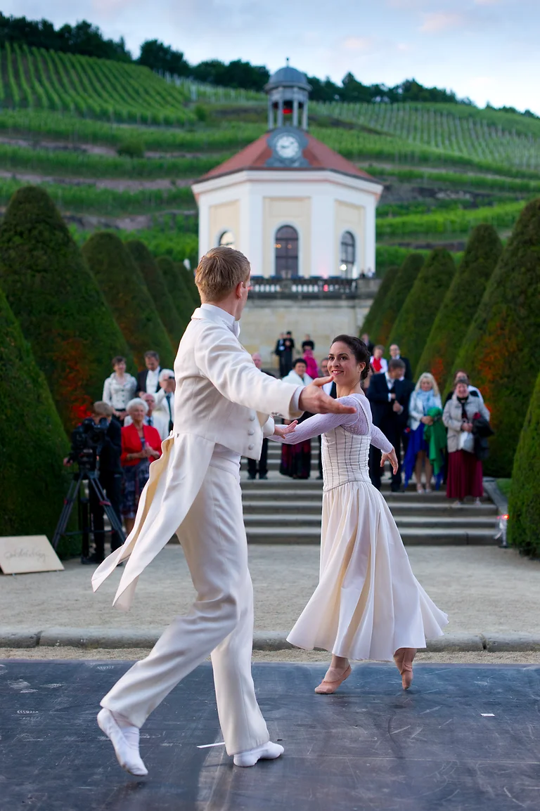 Sommernachtsball auf Schloss Wackerbarth in Radebeul mit Musik und Wein.