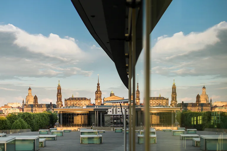Blick vom Internationalen Congress Center auf die Silhouette von Dresden.