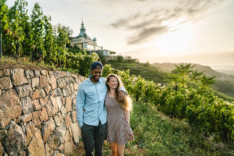 Spaziergänger unterwegs durch die Weinberge zum Spitzhaus in Radebeul im Dresden Elbland.
