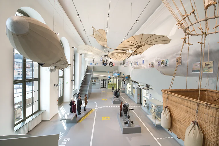 Blick von der Galerie über die Luftfahrzeuge in der Ausstellung des Verkehrsmuseums Dresden