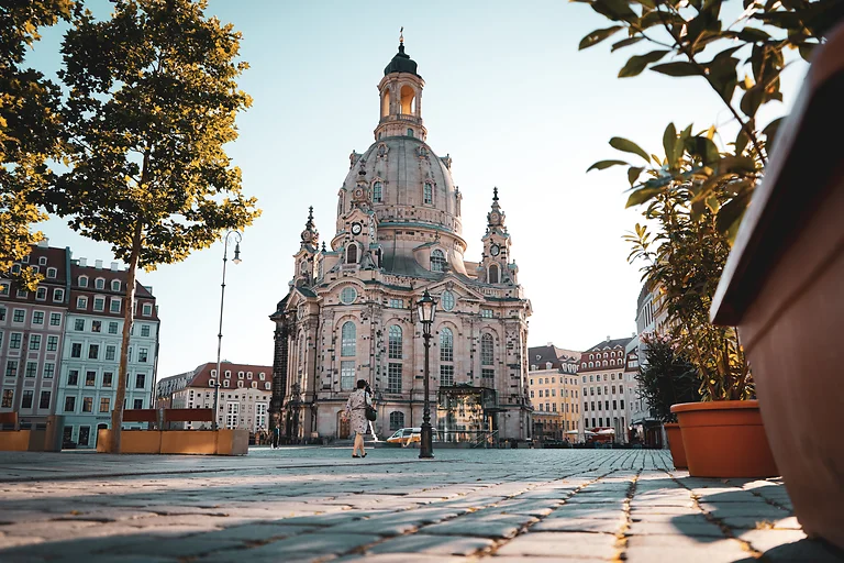 Blick vom Neumarkt auf die Dresdner Frauenkirche bei Tageslicht.