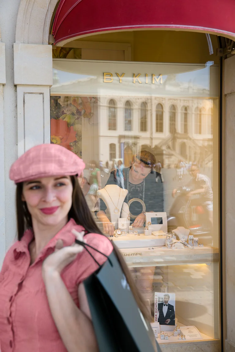 Frau vor einem Juweliergeschäft am Neumarkt in Dresden.