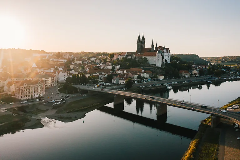 Aussicht über die Elbe auf den Dom und die Albrechtsburg in Meißen im Abendlicht.