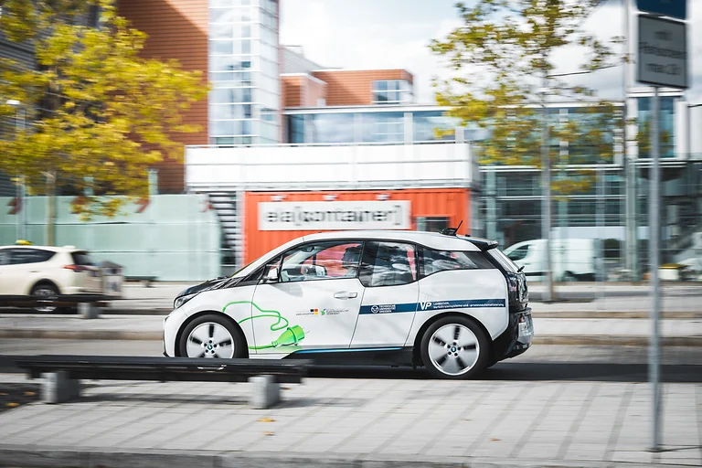 Testfahrt mit automatisiertem, vernetztem Fahrzeug beim Abschlussevent am Flughafen Dresden.