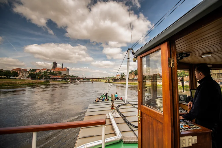 Historische Dampfschifffahrt auf der Elbe Richtung Meißen im Dresden Elbland.
