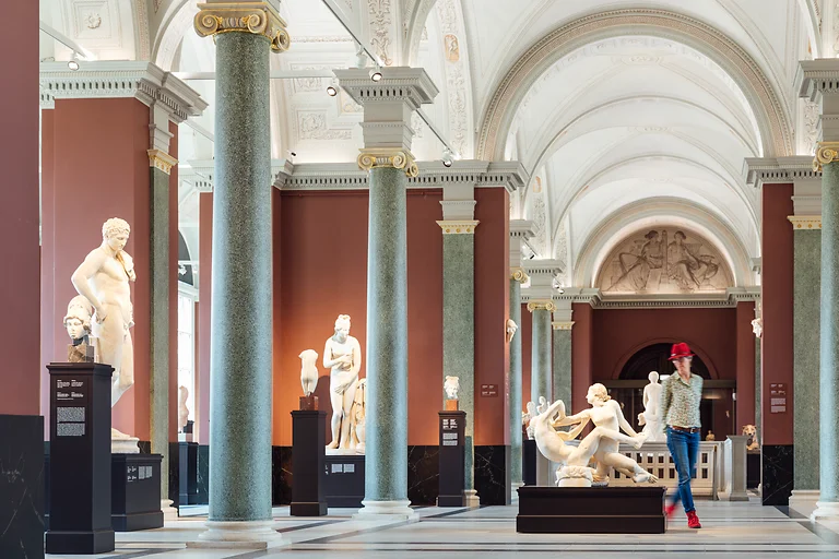 Ein Besucher betrachtet Skulpturen der Antike bis 1800 im Semperbau am Zwinger in Dresden.