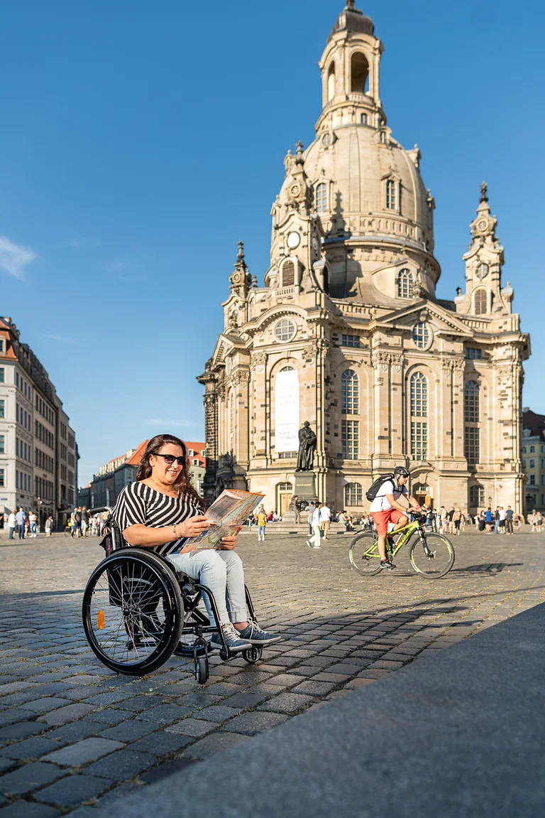 Rollstuhlfahrerin vor der Frauenkirche Dresden