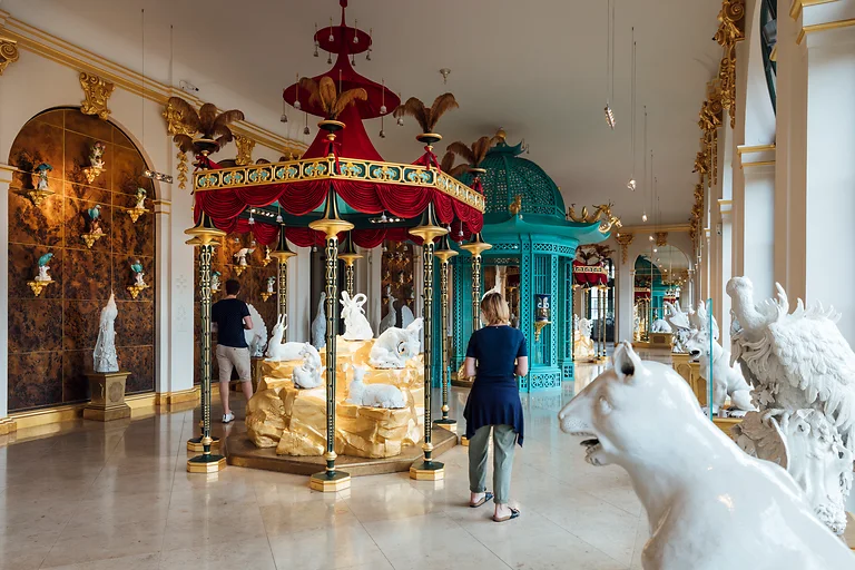 Blick in die Porzellansammlung im Zwinger Dresden mit Meissener Tierfiguren und farbigen Installationen.