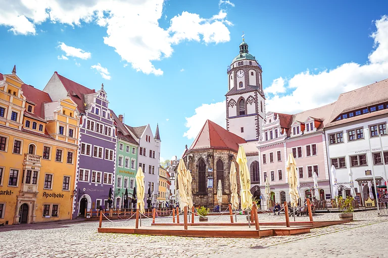 Blick auf den Marktplatz von Meißen mit historischen Gebäuden