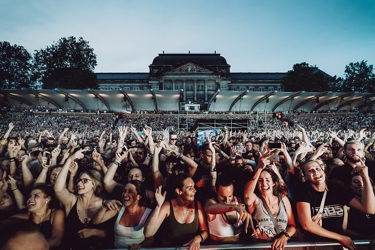 Publikum feiert ein Konzert bei den Filmnächten am Elbufer in Dresden.