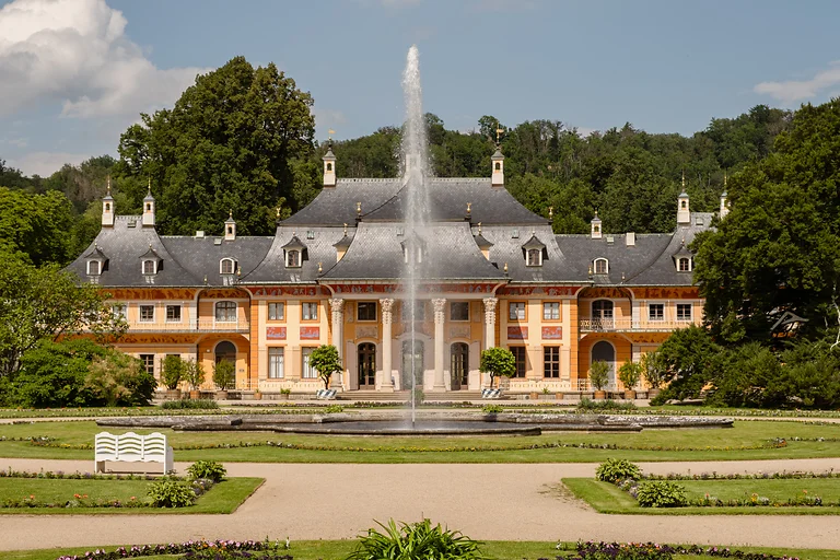 Schloss Pillnitz bei Dresden mit barocker Architektur und Chinoiserie-Elementen im Gartenensemble.