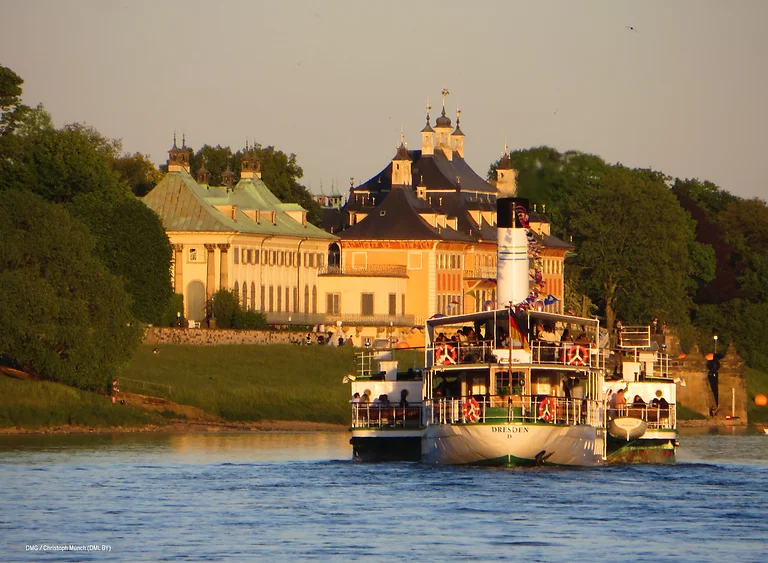 Dresden Schloss Pillnitz Raddampfer am Abend