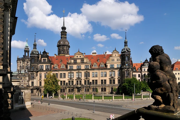 Blick vom Zwinger auf das Residenzschloss mit Hausmannsturm