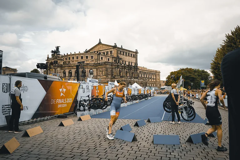 Triathlon bei den Finals 2025 auf dem Theaterplatz vor der Dresdner Semperoper.