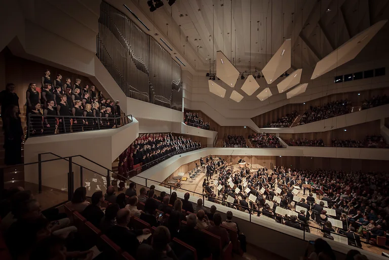 Mit Publikum gefüllter Konzertsaal des Kulturpalastes beim Festkonzert der Dresdner Philharmonie