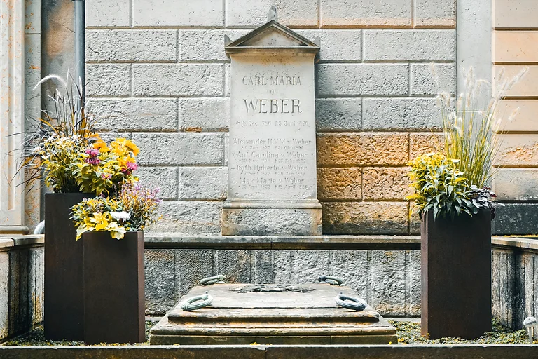 Grabmal von Carl Maria von Weber auf dem Alten Katholischen Friedhof Dresden, gestaltet von Gottfried Semper.