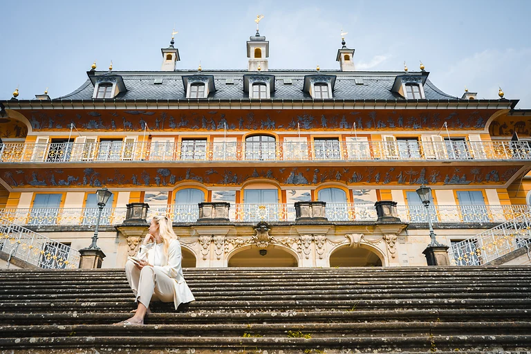 Wasserpalais von Schloss Pillnitz mit Freitreppe und barocker Fassade an der Elbe.