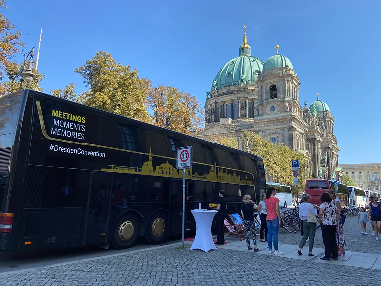 GourmetLiner in Berlin zur Roadshow „Dresden Convention on Tour 2024“, erste Gäste treffen ein.