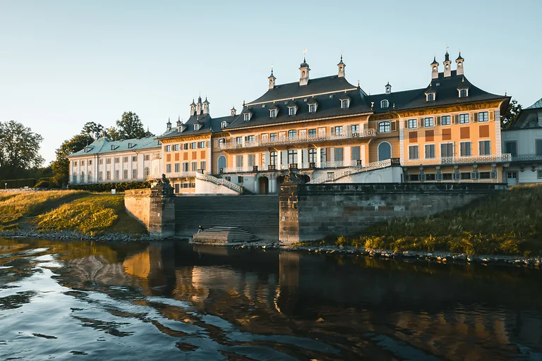 Schloss Pillnitz im warmen Abendlicht an der Elbe in Dresden.