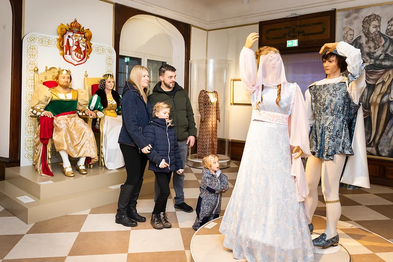 Innenaufnahme der Winterausstellung "Drei Haselnüsse für Aschenbrödel"
