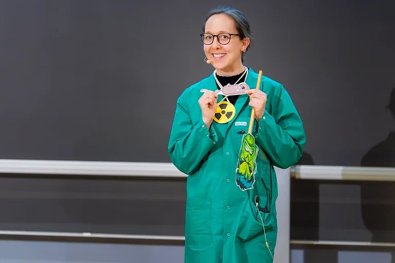 Lisa Nucke vom HZDR beim FameLab 2026 mit ihrem Thema "Bringt Radioaktivität Mikroben zum Schwitzen?"