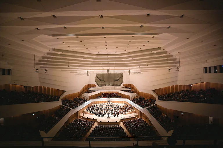 Totale des Konzertsaals im Kulturpalast Dresden mit der Dresdner Philharmonie und Publikum.
