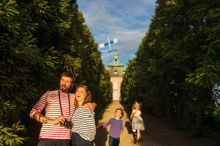 Fasanenschlösschen Moritzburg w regionie Dresden Elbland z latarnią i wodą – rokokowa sielanka pełna radości.