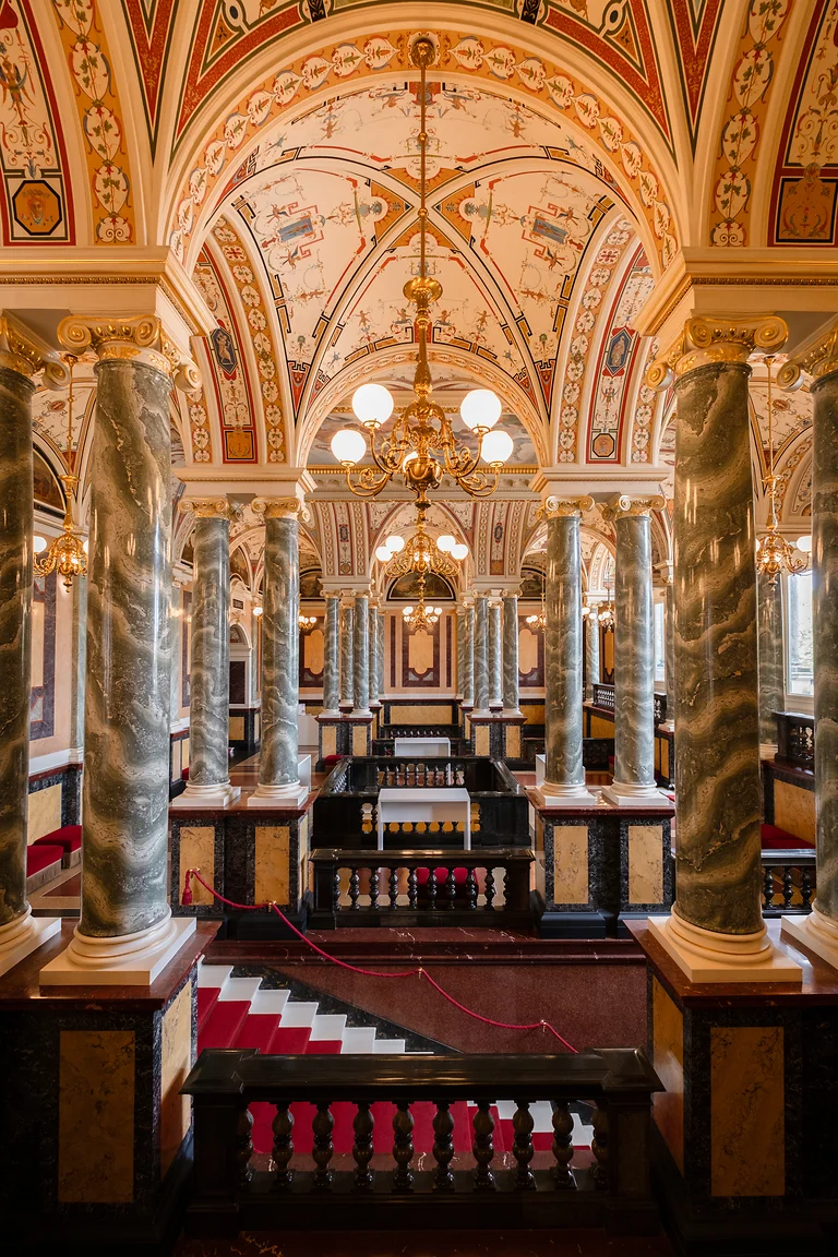 Eingangsbereich der Semperoper Dresden mit prächtigen Säulen, Stuck und klassischer Innenarchitektur.