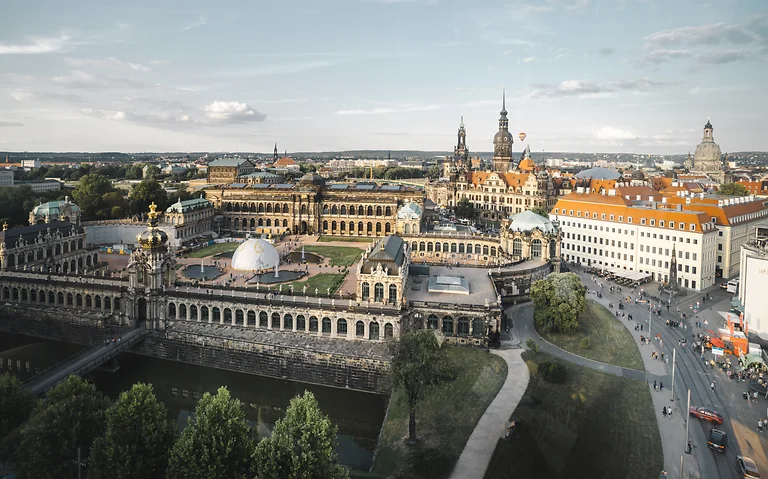Blick aus dem Riesenrad auf den Dresdner Zwinger mit Altstadtsilhouette im Hintergrund