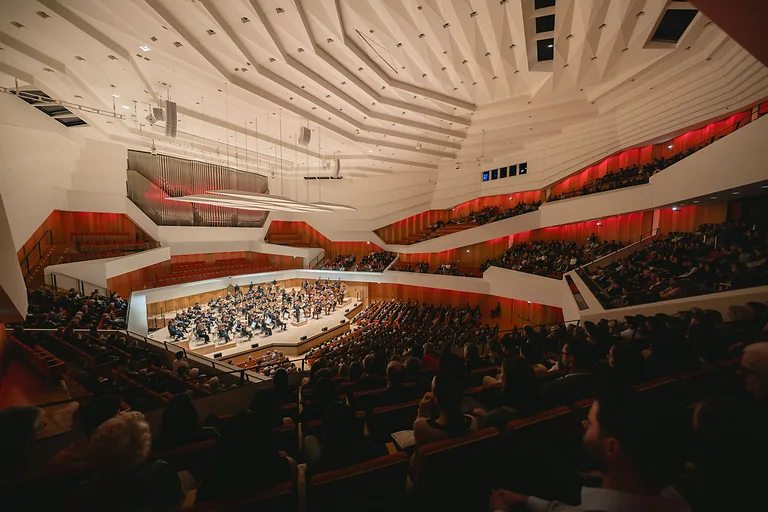 Konzert der Dresdner Philharmonie im Kulturpalast aus Sicht des Publikums mit voller Saalbesetzung.