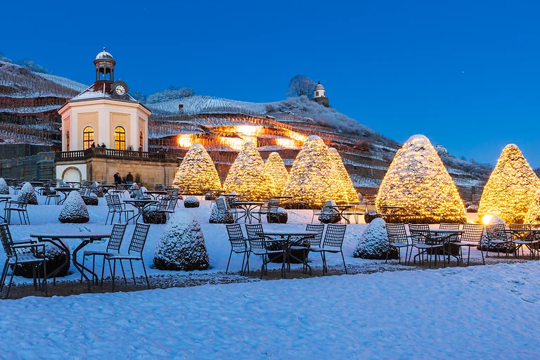 Das wunderschön beleuchtete Belvedere von Schloss Wackerbarth im Winterglanz während des "Winterzaubers" unter dem Motto "Wein & Licht".