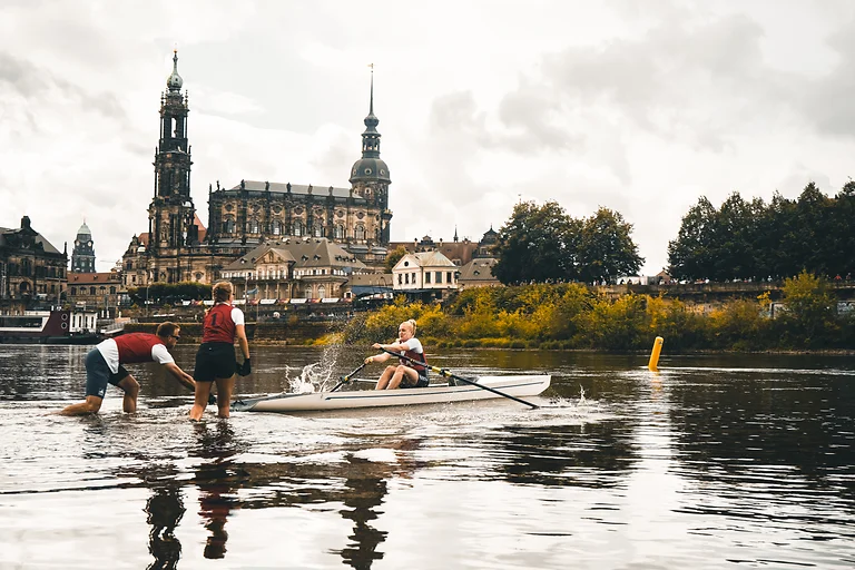 Ruderteam startet auf der Elbe vor der Dresdner Altstadt und der Frauenkirche bei den Finals 2025.