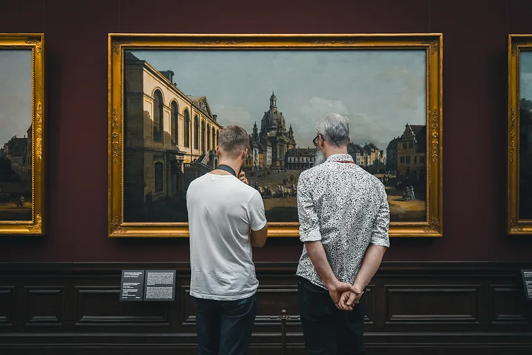 Zwei Besucher betrachten ein Canaletto-Gemälde in der Gemäldegalerie Alte Meister Dresden.