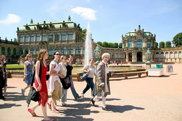 Gästeführer Falk Schumann in historischem Gewand führt eine Gruppe durch den Dresdner Zwinger
