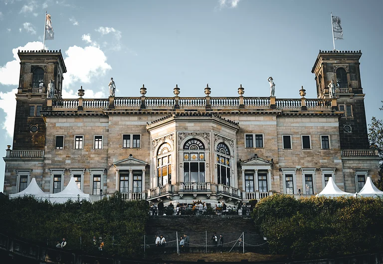 Schloss Albrechtsberg zur Dresdner Schlössernacht 2022, von der Elbe im Dresden Elbland mit beleuchteter Fassade fotografiert.