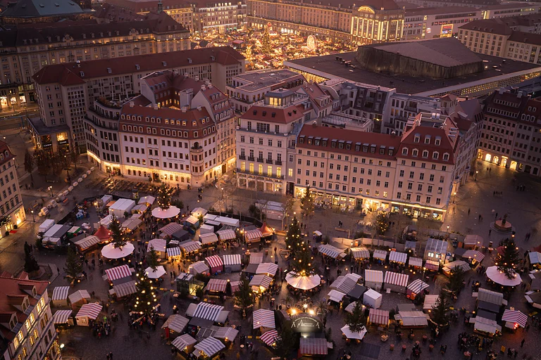 Widok z Frauenkirche na świątecznie udekorowane stragany i iluminacje na Neumarkt w Dreźnie w czasie Adwentu.