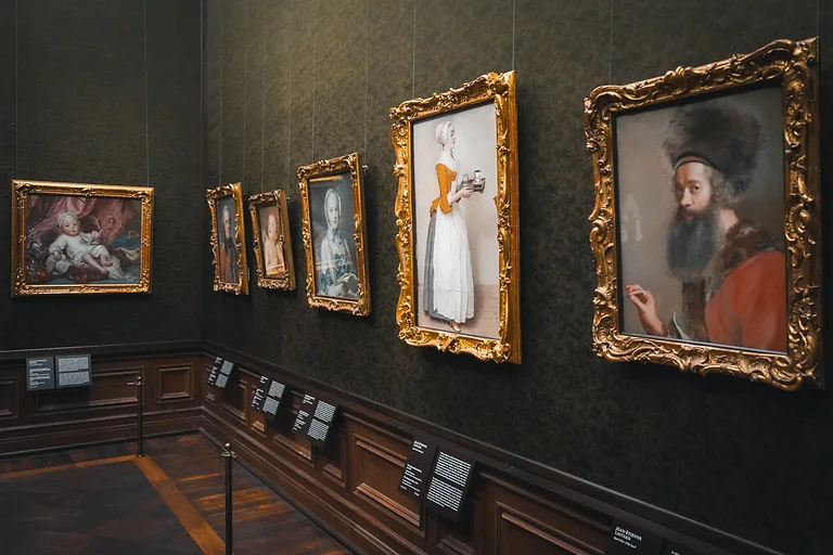 Besucher in der Gemäldegalerie Alte Meister Dresden vor dem „Schokoladenmädchen“ von Jean-Étienne Liotard.