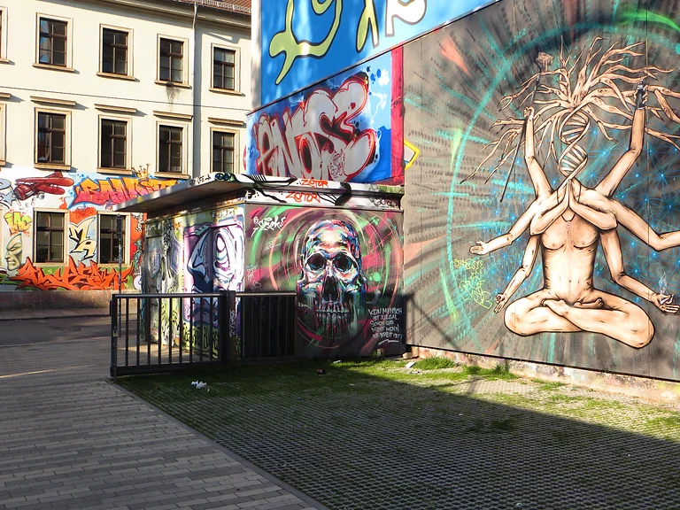 Graffiti-Kunst an der Fassade des Kulturzentrums Scheune in der Dresdner Neustadt