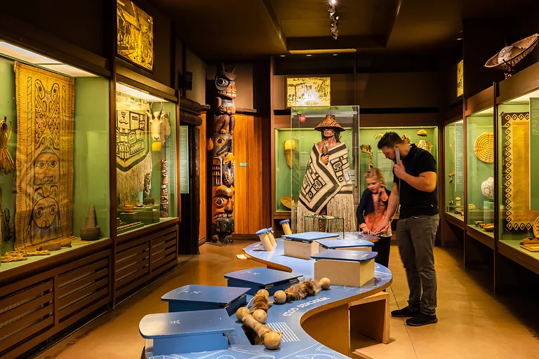 Vater mit Tochter im Karl May Museum Radebeul beim gemeinsamen Rundgang durch die Ausstellung.