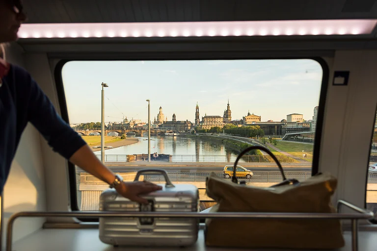 Blick aus dem S-Bahn-Fenster auf Elbe, Frauenkirche und Altstadt-Silhouette bei der Einfahrt nach Dresden.