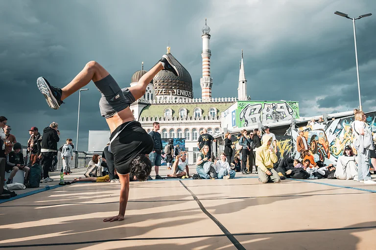 Breakdancer zeigt einen Kopfstand beim ALL4/1 Festival vor der Yenidze in Dresden.